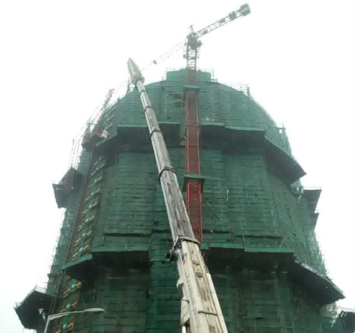 元宝吊车在工地上作业